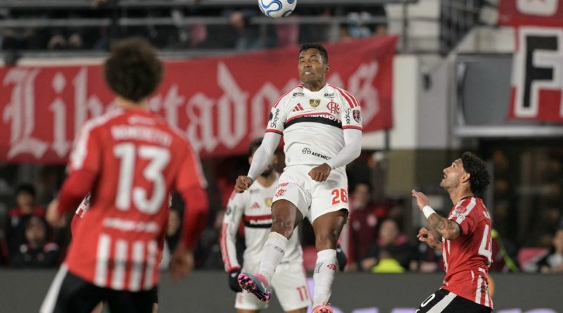 Flamengo tem atuação pouco inspirada, mas segura o Estudiantes