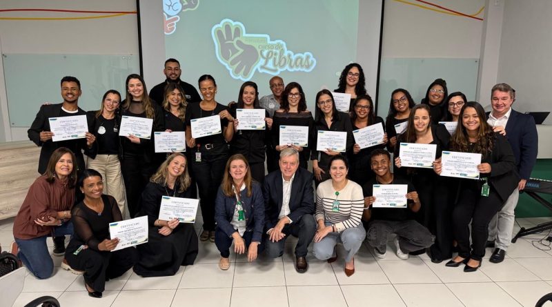 Secretaria da Pessoa com Deficiência de Volta Redonda forma profissionais da Unimed em Libras