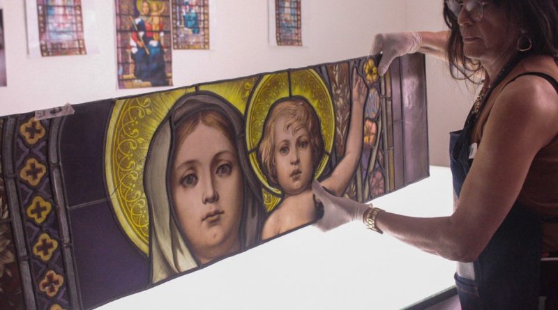 Alvos de vandalismo, vitrais da Igreja da Candelária são restaurados