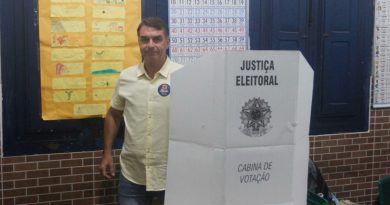 Flávio Bolsonaro vota no Rio: ‘Chegou a hora da mudança’