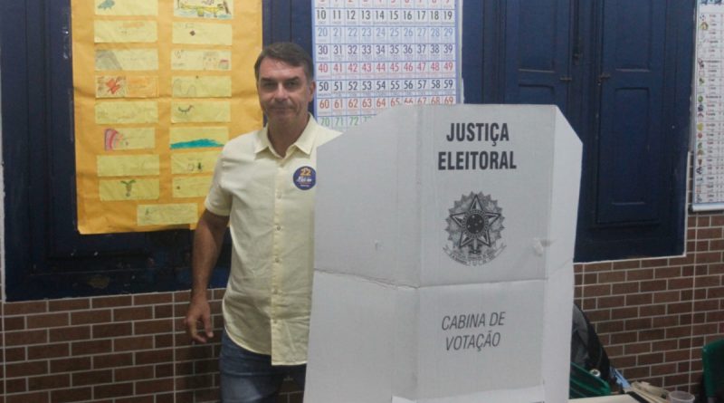 Flávio Bolsonaro vota no Rio: ‘Chegou a hora da mudança’