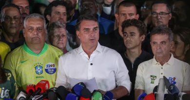 Flávio Bolsonaro deixa o Brasil e segue de avião para os Estados Unidos