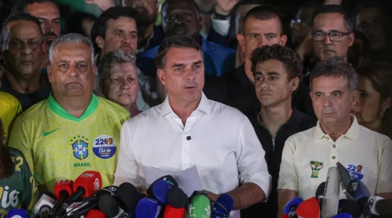 Flávio Bolsonaro deixa o Brasil e segue de avião para os Estados Unidos