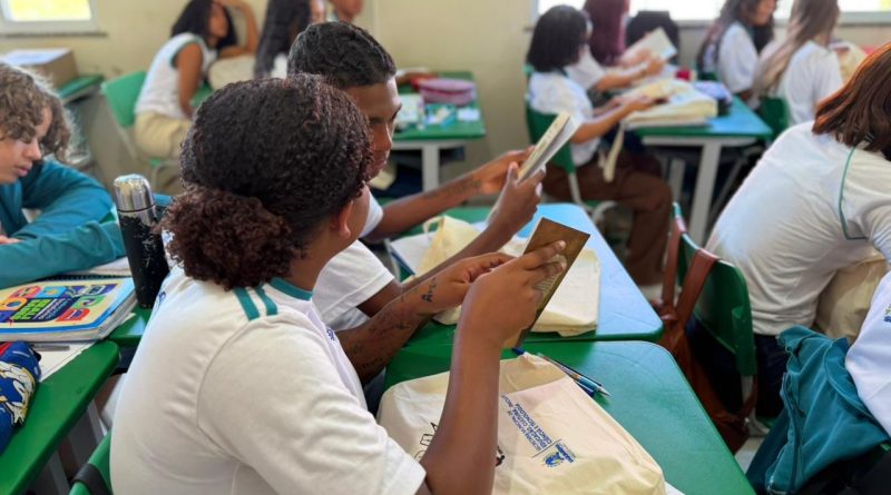 Dia Nacional do Livro: Projeto Escola que Lê beneficia quase 20 mil estudantes da rede municipal de Saquarema com a distribuição de livros