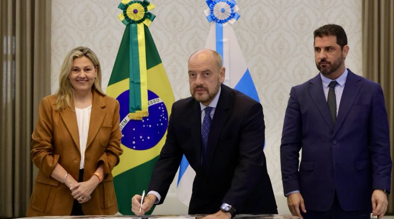 Governo do Rio assina acordo que possibilita migração de indústrias para o mercado livre de gás